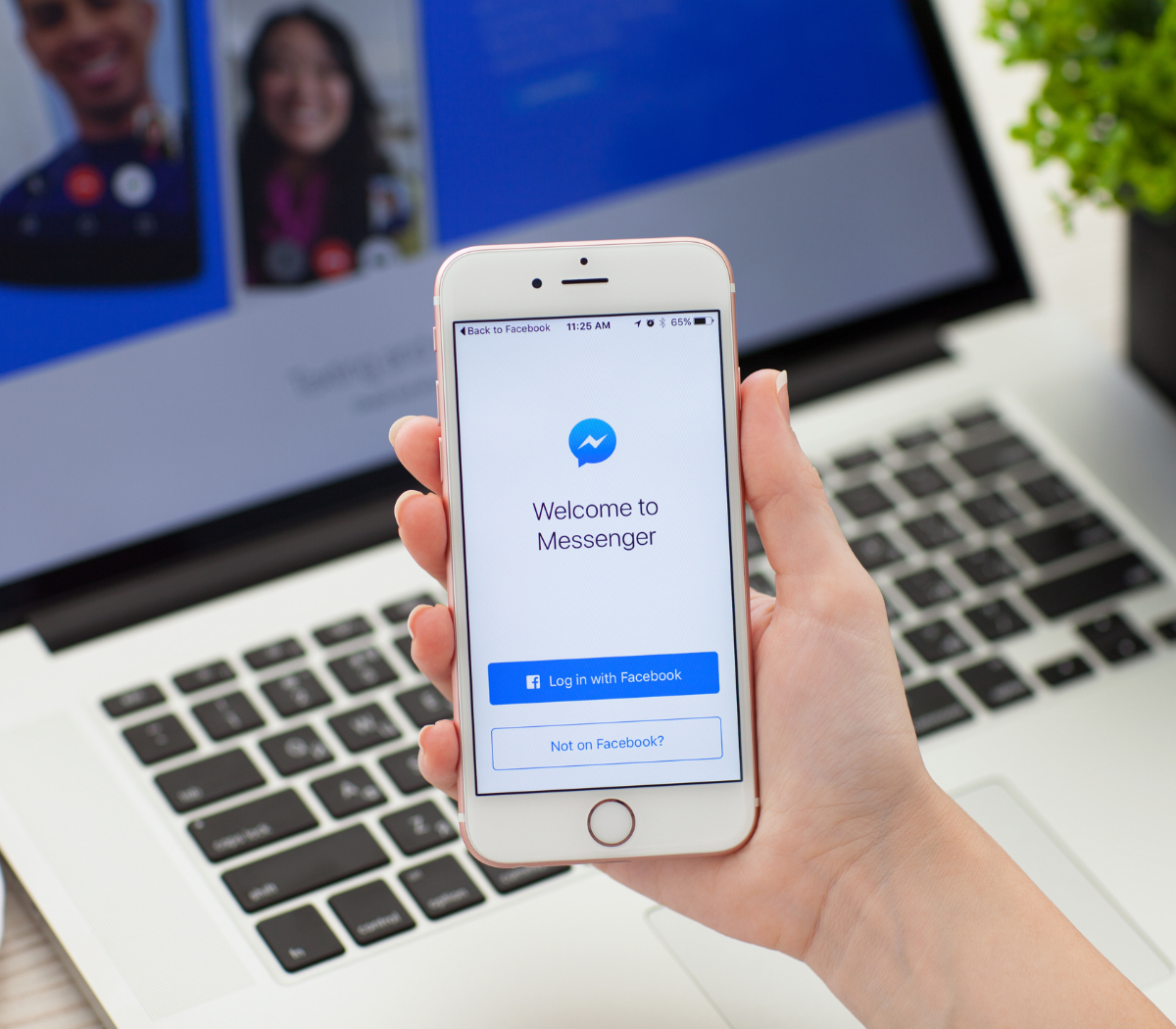 When Should You Use Facebook Messenger vs. Text Messaging?