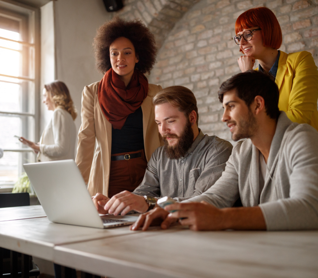  marketing team working on SEO together