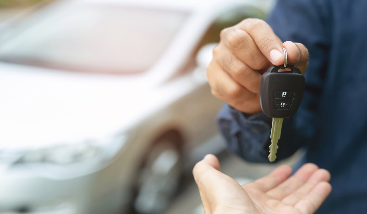 Closing the Deal: 11 Tips and Tricks for Car Salesmen